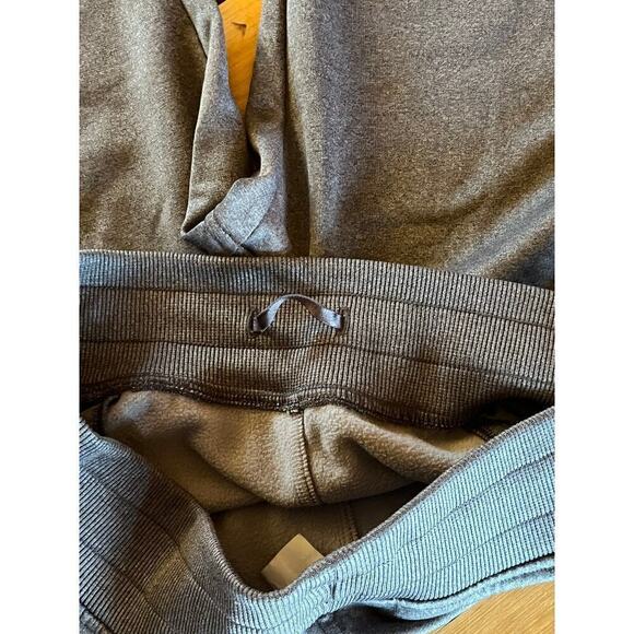 Under Armour Women's Semi Fitted Athletic Performance Pants. Grey. Size Medium - Picture 5 of 7